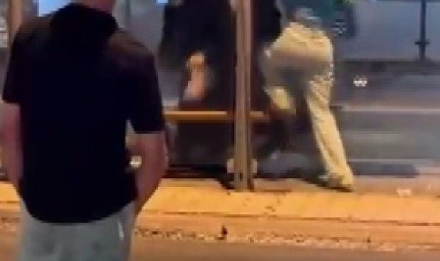Konya&#039;da Otobüs Durağında Genç Kız Kavgası Kameralara Yansıdı
