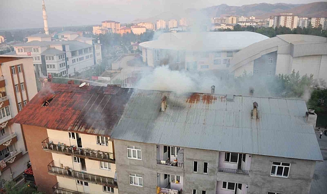 Muş&#039;ta çMuş&#039;ta Çatı Yangını Komşu Binaya Sıçradı: Bir Kişi Dumandan Etkilendiatı yangını paniğe neden oldu