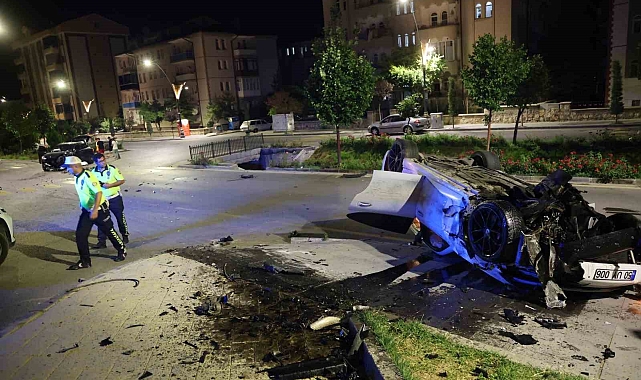 Nevşehir&#039;de Porsche Kazası: Takla Atan Otomobilden Sürücüyü Diğer Sürücü Kurtardı!