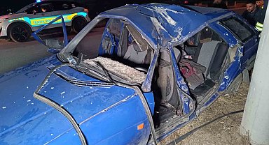 Otomobil aydınlatma direğine çarpıp takla attı: 4 yaralı