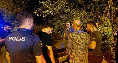 Sakarya'da Çalıntı Otomobil Operasyonu: Şüpheli Palyaço Kostümleriyle Yakalandı