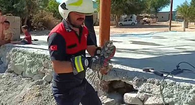 Şanlıurfa'da betonun altında mahsur kalan 2 kedi kurtarıldı