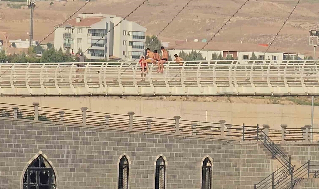 Şırnak&#039;ta Çocukların Dicle Nehri&#039;ne Tehlikeli Atlama Anları Kamerada