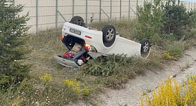 Ters dönen otomobilden sağ kurtuldular