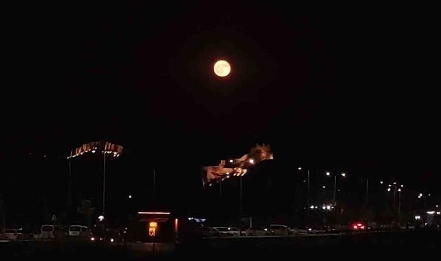 Van Kalesi, Dolunayda Büyüleyici Bir Manzaraya Ev Sahipliği Yaptı