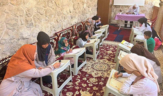 Van&#039;da Çocuklar Hem Kur&#039;an Hem Hat Sanatı Öğreniyor