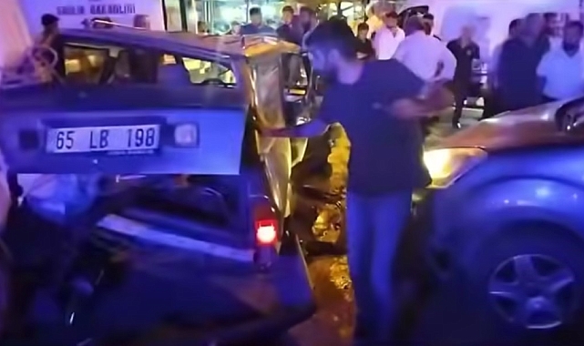 Van&#039;da Üç Araçlı Zincirleme Kaza: 5 Yaralı