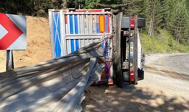 Virajı alamayan talaş yüklü tır devrildi: 2 yaralı