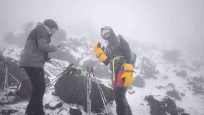 Soğuk ve Sise Meydan Okudular: 12 Yabancı Turist Ağrı Dağı Zirvesinde!