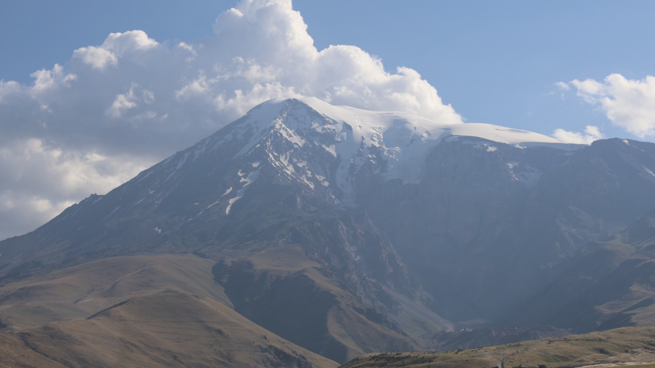 Ağrı Dağı Buzulu Erime Tehlikesi Altında: 2050 Tahmini Endişe Yaratıyor
