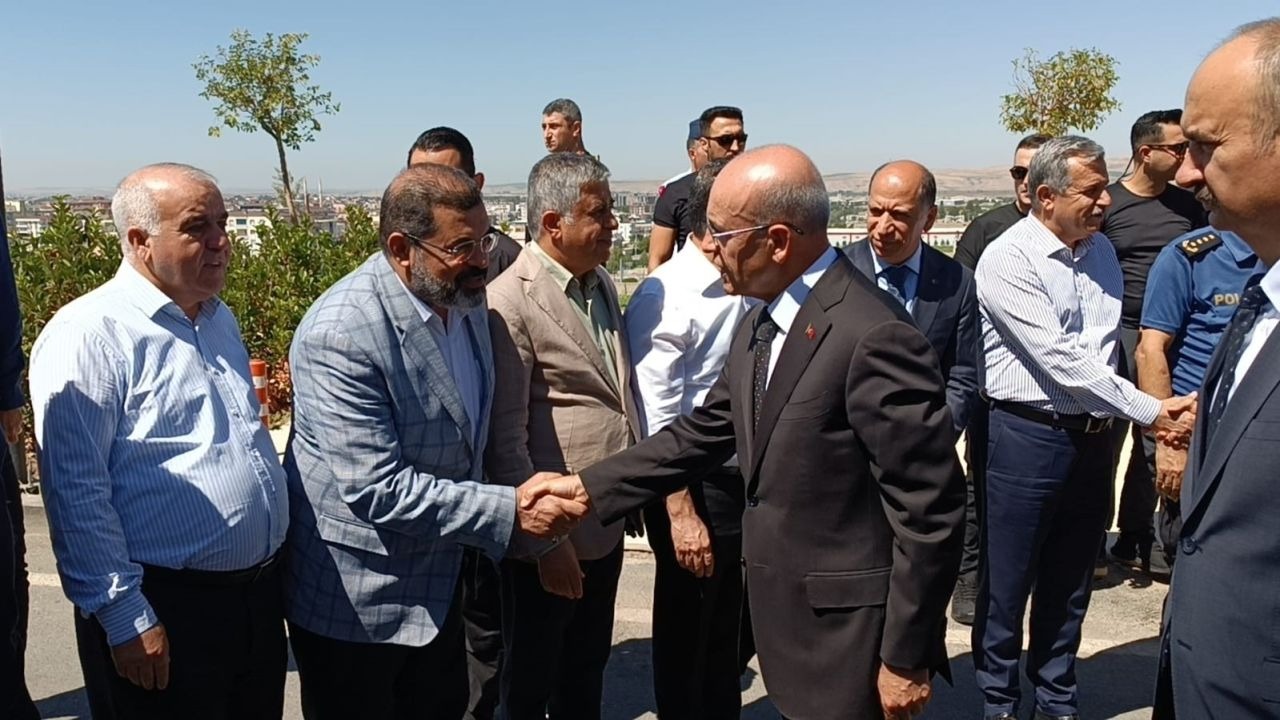 Bakan Mehmet Şimşek, Ağabeyinin Taziyesinde Vatandaşlarla Bir Araya Geldi