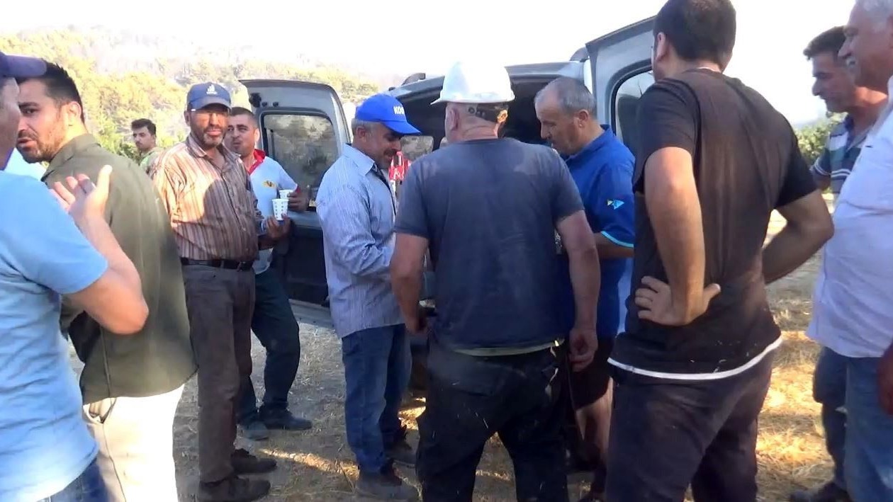 Köylü Çiftten Yangın Söndürme Ekiplerine Yürek Isıtan İkram