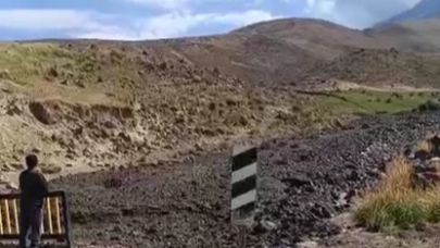 Ağrı Dağı’nda Buzullar Eriyor, Çamur Seli Vadiyi Kapladı