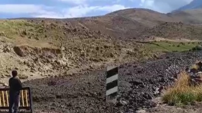 Ağrı Dağı’nda Buzullar Eriyor, Çamur Seli Vadiyi Kapladı