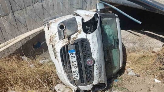 16 Yaşındaki  Gencin Sürdüğü Hafif Ticari Araç Şarampole Yuvarlandı