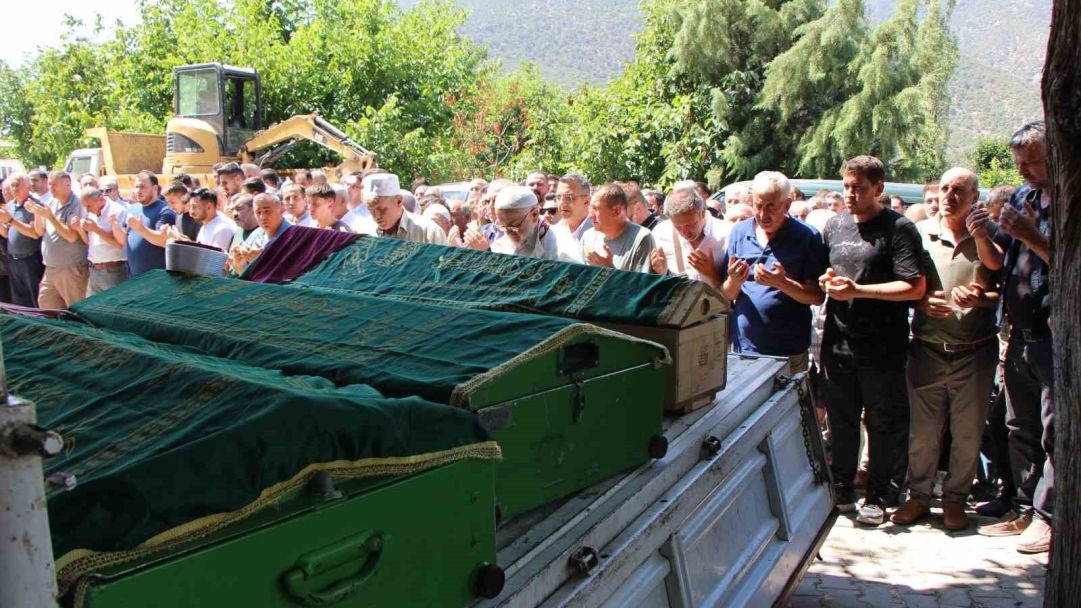 Amasya’daki Kazada Hayatını Kaybeden Aile Gözyaşlarıyla Uğurlandı