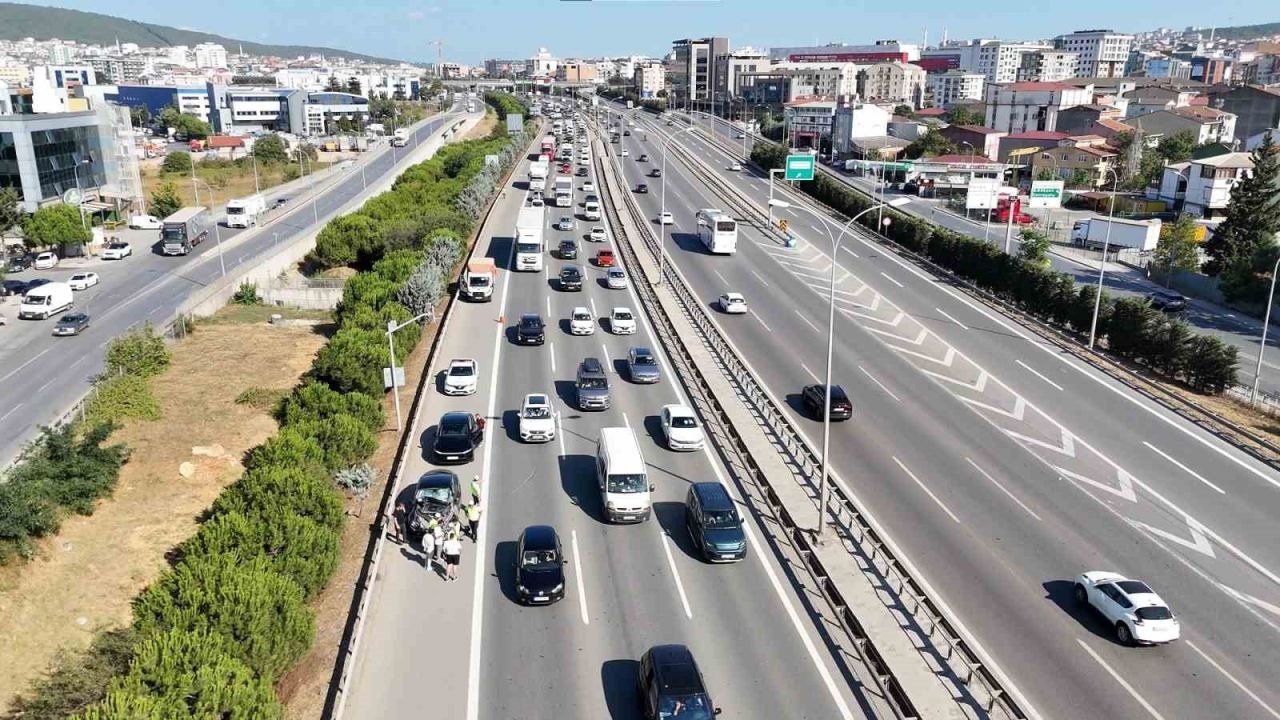 Sultanbeyli’de tıra çarpan Tesla hurdaya döndü