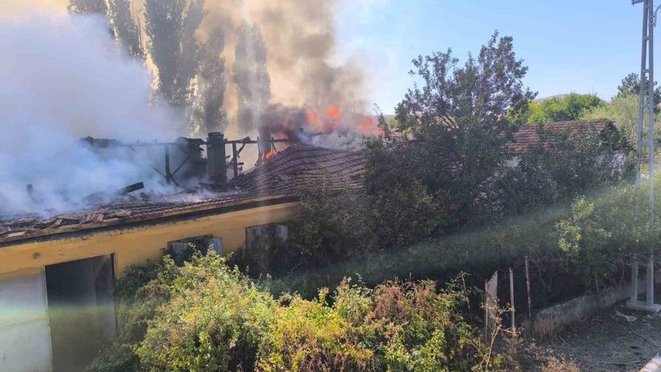 Sungurlu&#039;da Tarla Yangını Binaya Sıçradı