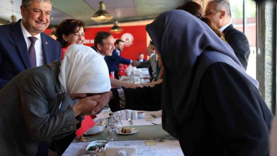 Bakan Göktaş, Şehit Aileleriyle &quot;Terörsüz Türkiye Kardeşlik Sofrası&quot;nda Buluştu