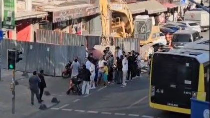 Arnavutköy&#039;de Motokurye Kaza Yaptı, İnşaat Alanına Uçtu