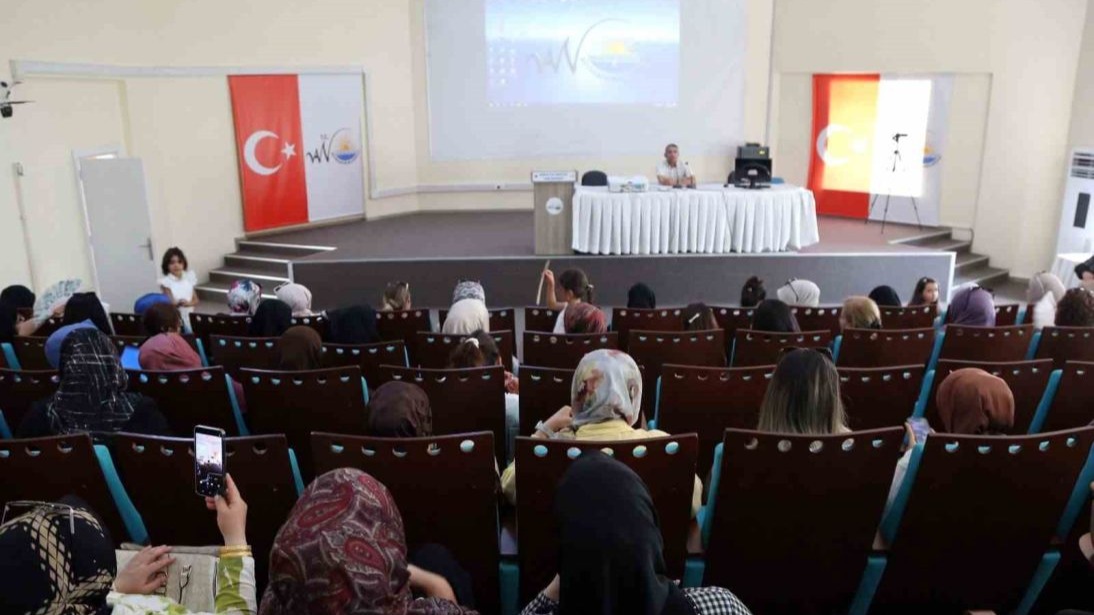 Van Büyükşehir Belediyesi, ADEM Usta Öğreticilerine &quot;İş Ahlakı&quot; Semineri Verdi