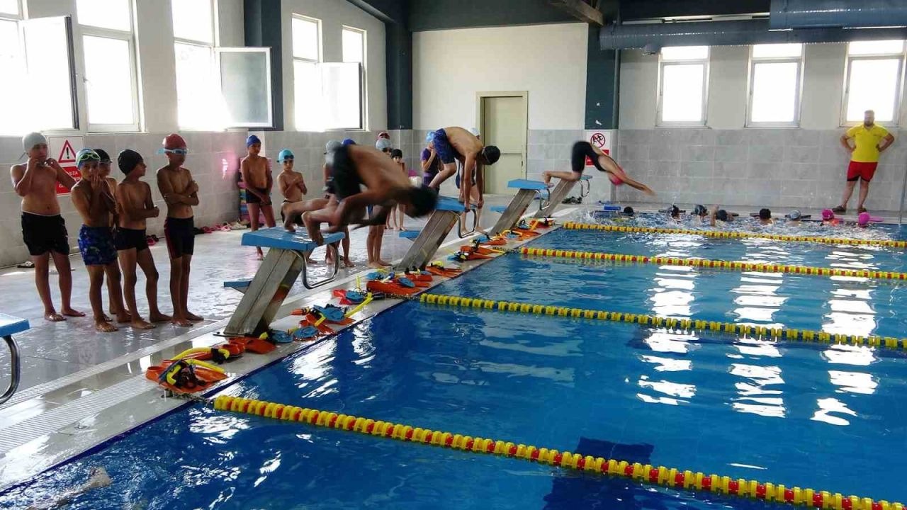 Van&#039;daki Yarı Olimpik Yüzme Havuzları Yoğun İlgi Görüyor