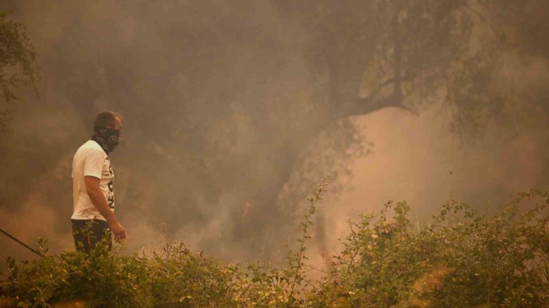 Yunanistan&#039;daki Yangınlarda Binlerce Kişi Tahliye Edildi, Evler ve İş Yerleri Küle Döndü