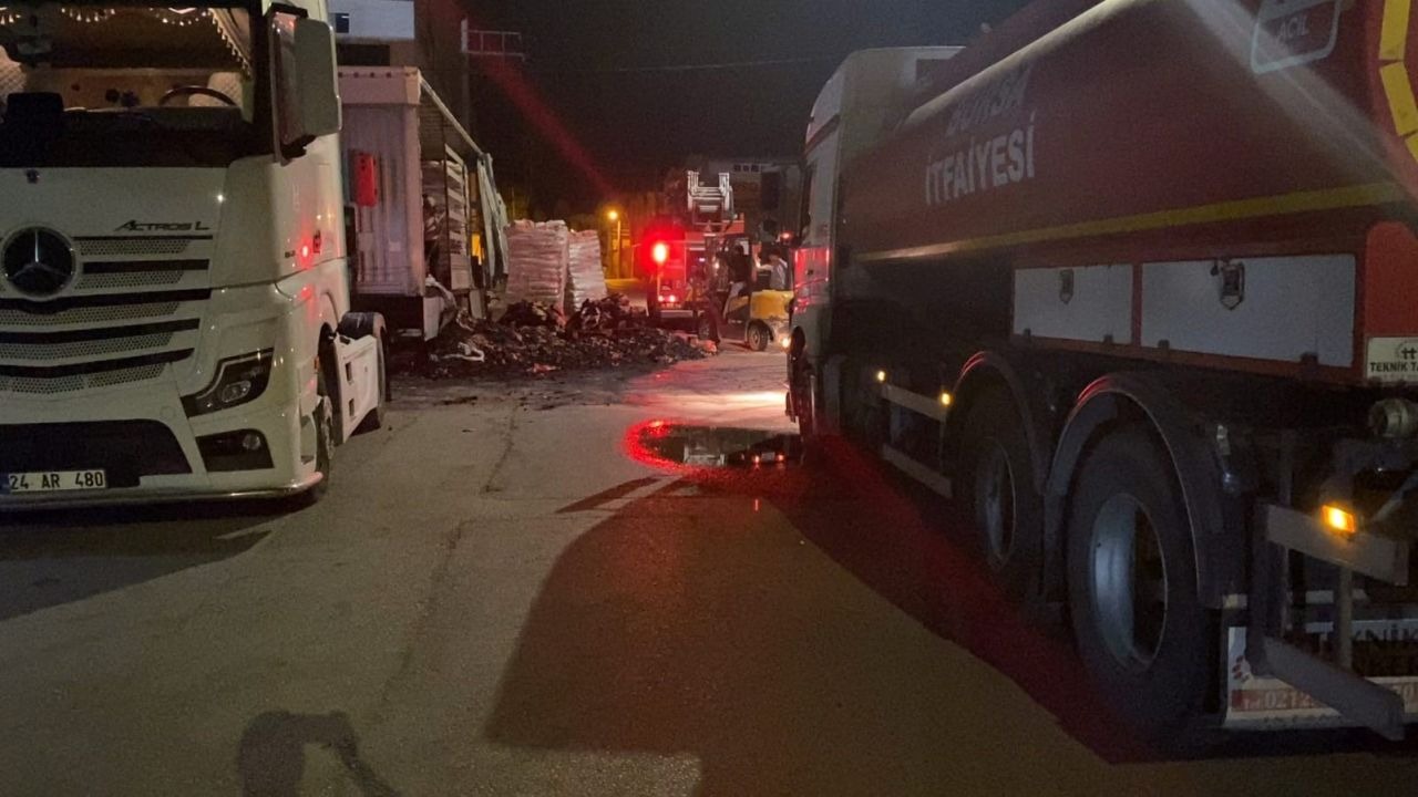 İnegöl&#039;de Mangal Kömürü Yüklü Tır Yandı