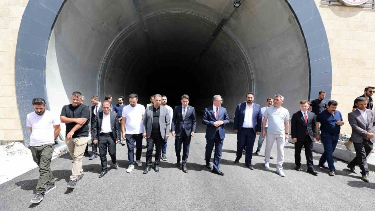 Van-Hakkari Arasındaki Güzeldere Tüneli&#039;nin İkinci Tüpü Yakında Tamamlanıyor