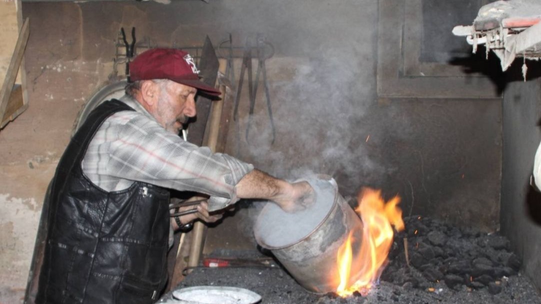 Geleneksel Bir Meslek: Bakırcı Hanefi Usta Yarım Asırdır Bakıra Hayat Veriyor