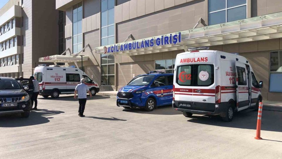 Erzincan&#039;da Taş Duvar Yapımı Sırasında Kaza: 2 İşçi Yaralandı