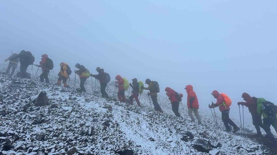 Van Gölü Havzası Dağcıları, Türkiye&#039;nin En Yüksek Üç Zirvesini Fethetti