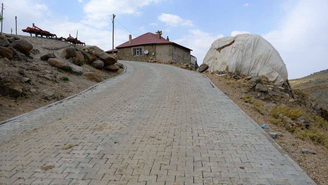 Ağrı&#039;da Köy Yolları İyileştirme Çalışmaları Devam Ediyor