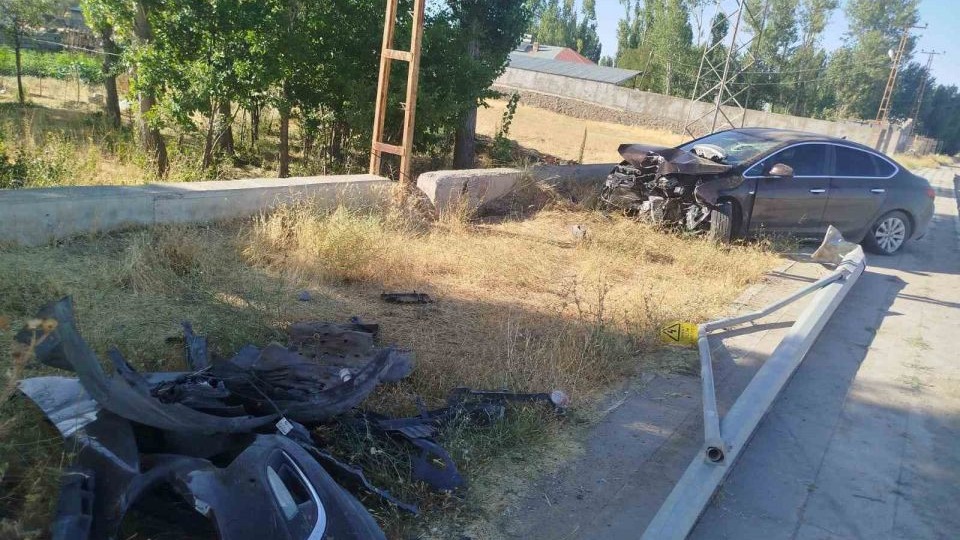 Malazgirt&#039;te Trafik Kazası: Otomobil Direğe Çarptı, 1 Yaralı