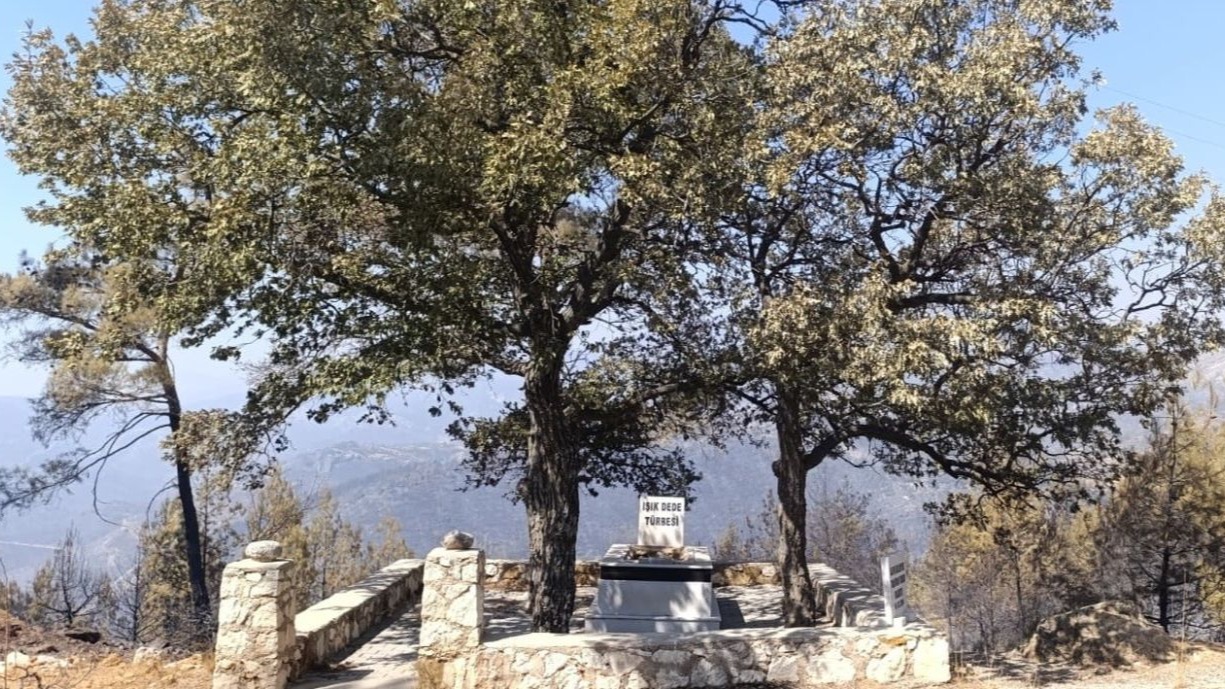 Silifke&#039;deki Orman Yangını Işık Dede Türbesi&#039;nde Durdu