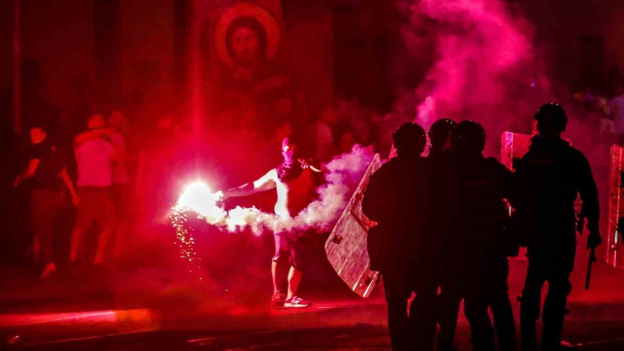 Sırbistan&#039;da Hükümet Karşıtı Protestolar ve Çatışmalar