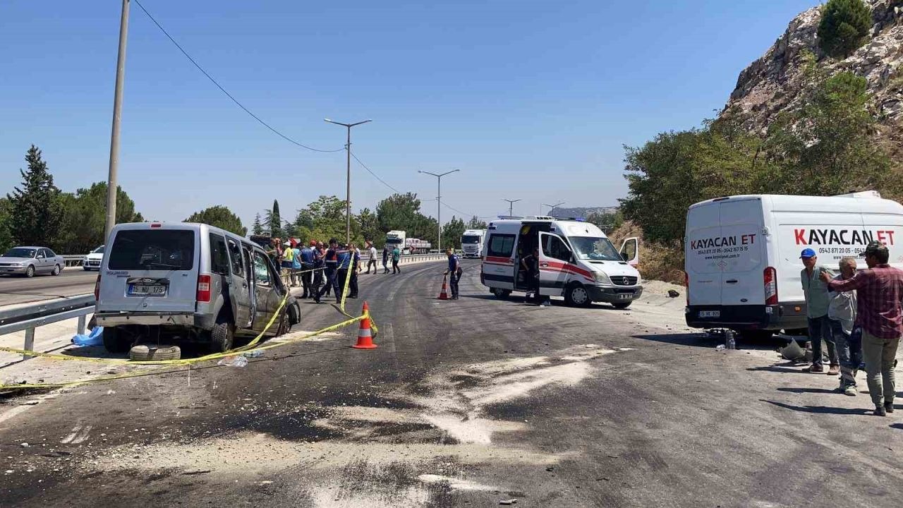 Yol çalışması nedeniyle tek şeride düşen yolda feci kaza:1 ölü 6 yaralı