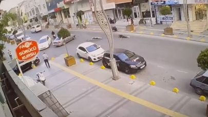 Motosiklet ile Otomobil Çarpıştı: Kaza Anı Kamerada