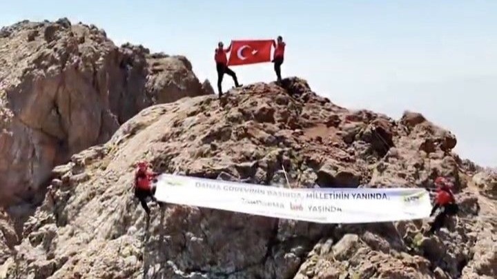 Van Jandarmasından Erek Dağı Zirvesinde Bayrak Gösterisi