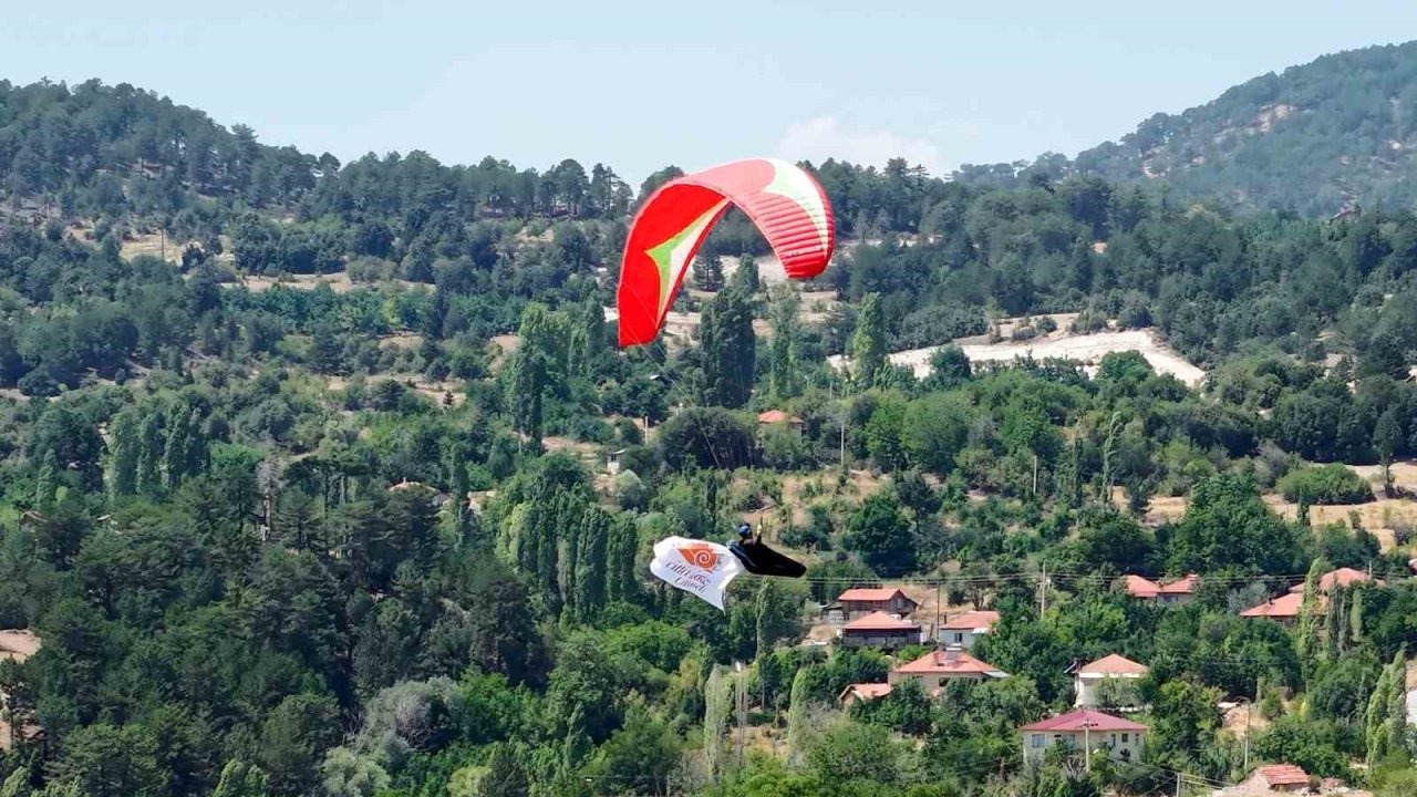 Çameli Festivali&#039;nde Gökyüzü Renklendi: &quot;Cittaslow&quot; Bayrağı Havada Dalgalandı