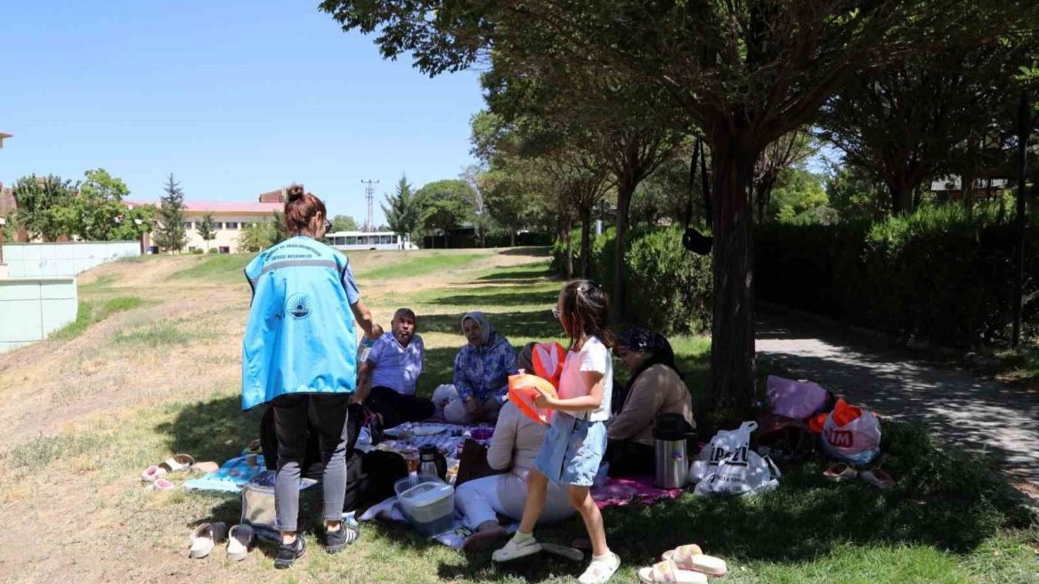 Van Büyükşehir Belediyesi&#039;nden Yaşlılara Özel Piknik