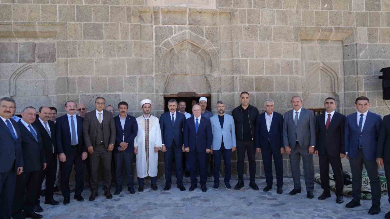 Erzurum Kalesi&#039;ndeki Tarihi Mescitte Cuma Namazı Kılındı