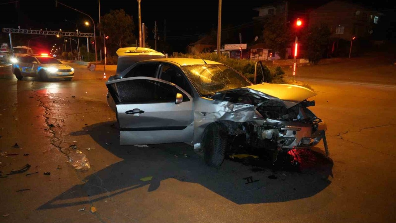 Kırıkkale&#039;de Kaza: Otomobil ile Taksi Çarpıştı, 3 Yaralı