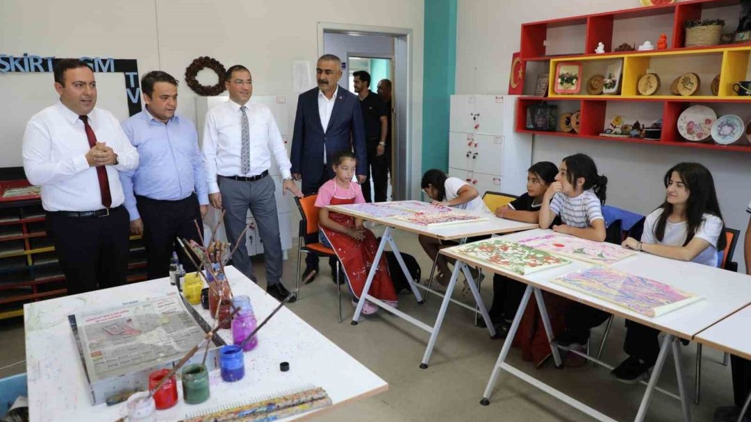 Ağrı Vali Yardımcısı Karataş, Eleşkirt Gençlik Merkezi&#039;ni Ziyaret Etti