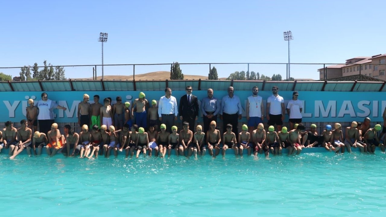 Tutak’ta Portatif Yüzme Havuzu Açıldı