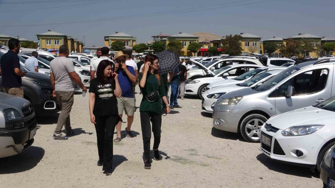 Van&#039;daki İkinci El Oto Pazarında &#039;Alıcı Azlığı&#039; Dikkat Çekiyor