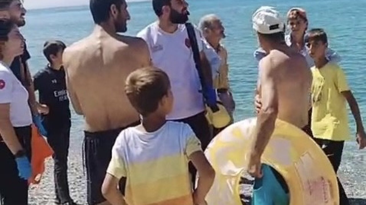 Van Gölü&#039;nde Baba ve Oğul Boğulma Tehlikesi Atlattı