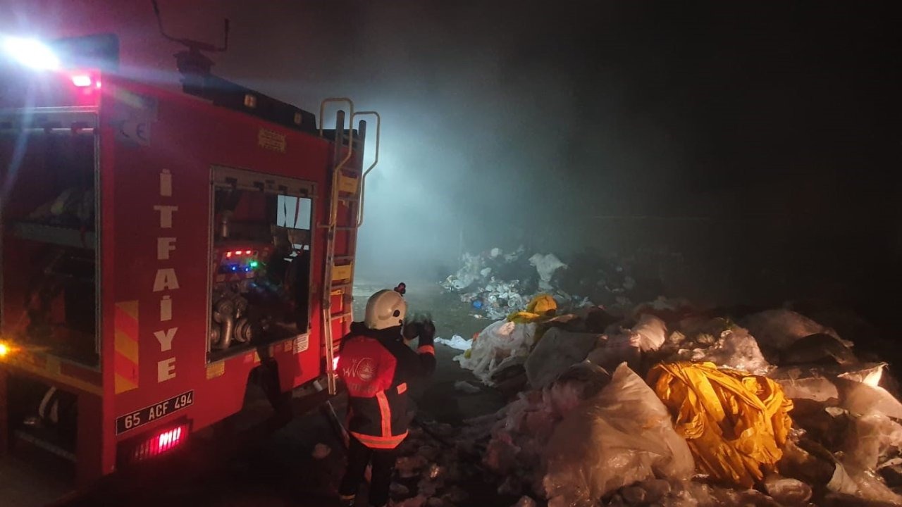 Tuşba&#039;da Çöp Toplama Merkezinde Yangın