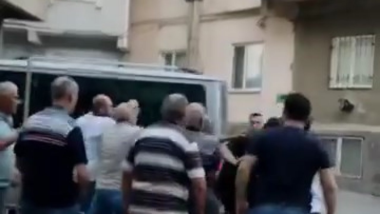 Bursa&#039;da İki Grup Arasında Kavga: O Anlar Kamerada