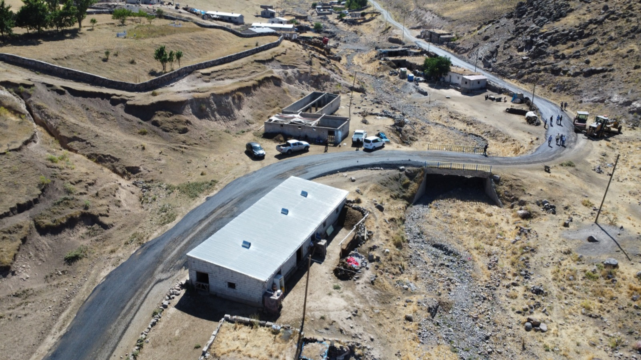 Iğdır&#039;da Köy Yollarında Asfalt ve Onarım Çalışmaları Sürüyor